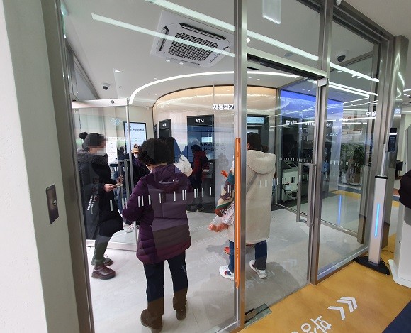 신림동지점은 디지로그 브랜치에서도 사용된 원형 구조를 적용해 자동화기기를 사용할 때 옆 사람에게 개인정보 유출 위험을 줄였다. = 장민태 기자