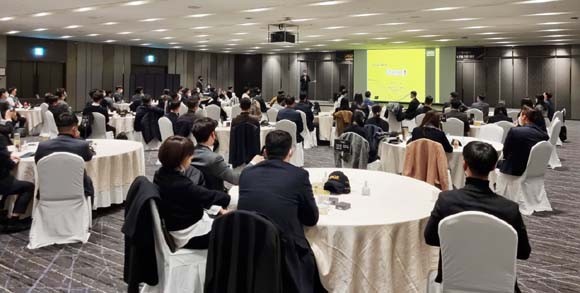 JNGK 골프아카데미는 골프레슨전문 앱과 골프 스윙분석을 넘어 구질분석기를 소속프로 모두에게 지급해 고객에게 한차원 높은 골프레슨 서비스를 제공하고 있다. ⓒ JNGK 골프아카데미