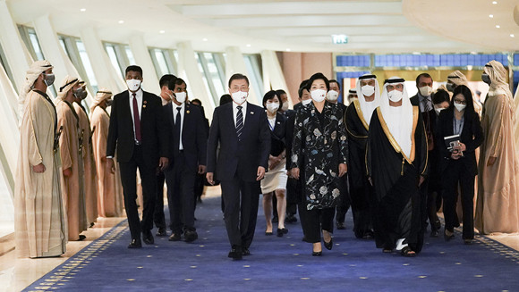 UAE 실무방문 일정을 모두 마치고 18일 UAE를 떠나는 문 대통령은 SNS 메시지를 통해 UAE와의 협력 및 글로벌 수소경제 시장 선도에 대해 언급했다. ⓒ 청와대