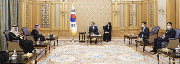 사우디를 국빈방문 중인 문 대통령은 아람코 회장과의 접견에서 수소 분야 협력 강화를 위해 양국이 협력하자고 했다. ⓒ 연합뉴스