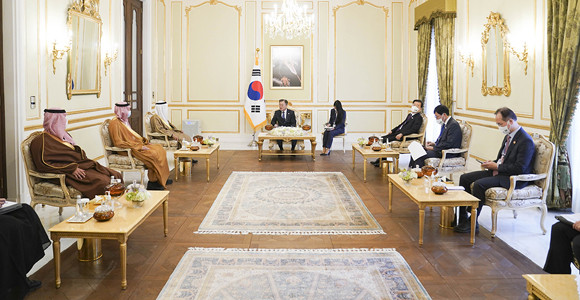 이번 접견 전에 이뤄진 한-GCC FTA 협상 재개 선언으로 우리나라는 지난 2021년 5월 아시아 국가 중 이스라엘과 최초로 체결한 FTA에 이어 중동 지역의 거대 경제권인 GCC국가와도 협력이 더욱 강화될 수 있는 기반을 마련하게 됐다. ⓒ 청와대