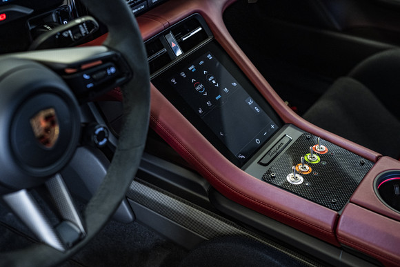 포뮬러 E 세이프티 카로 제작된 포르쉐 타이칸 터보 S 내부 모습. ⓒ 포르쉐코리아