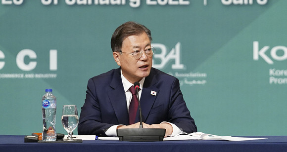 문 대통령은 '한-이집트 미래·그린 비즈니스 라운드테이블'에 참석해 중동·아프리카 '교역·물류중심', 이집트와 미래·친환경 산업 협력 강화를 당부했다. ⓒ 청와대