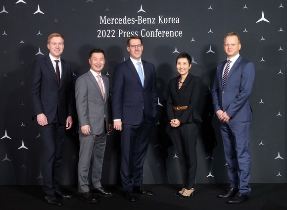 왼쪽부터 요하네스 슌 부사장, 이상국 부사장, 토마스 클라인 대표이사 사장, 조명아 부사장, 틸로 그로스만 부사장. ⓒ 메르세데스-벤츠 코리아