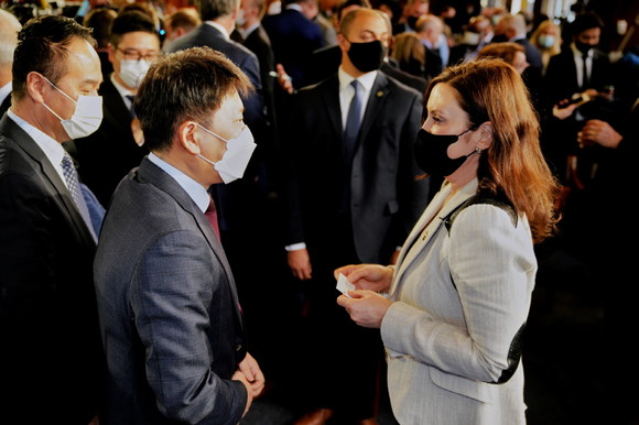 김동명 부사장이 발표 행사장에서 그레천 휘트머 미시간 주지사와 인사를 나누고 있다. ⓒ LG에너지솔루션