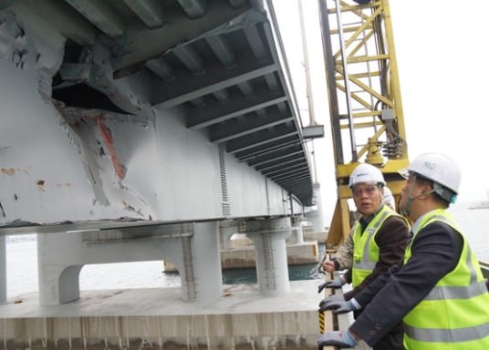 추연길 당시 이사장과 부산시설공단 직원들이 러시아 대형선박 광안대고 충돌 사고 고 지점에서 상황 점검을 하고 있다. ⓒ 부산시설공단