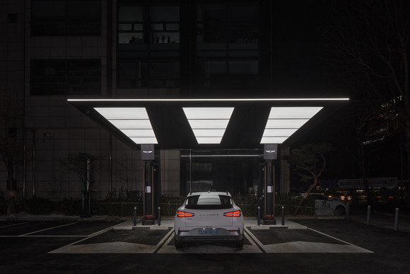 무선충전을 진행 중인 차량과 충전기의 모습. ⓒ 제네시스 브랜드