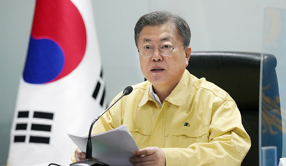 문 대통령은 2년 이상 지속된 코로나로 인해 끝없이 헌신하고 있는 의료진과 방역진, 어려움이 누적되고 있는 소상공인들과 자영업자들, 오랫동안 일상의 불편함을 감수하고 있는 국민 모두에게 깊은 위로와 감사의 말을 전했다. ⓒ 청와대
