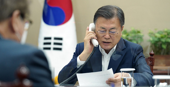 EU측의 요청으로 진행된 EU 집행위원장과의 통화에서 문 대통령은 한반도의 완전한 비핵화와 평화구축에 대한 EU 측의 변함없는 지지 의사를 확인했다. ⓒ 청와대