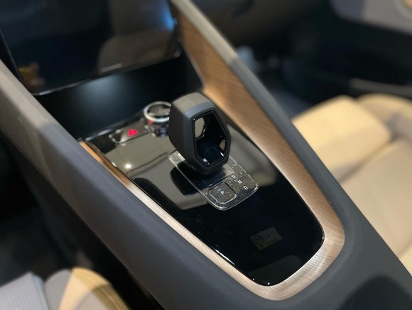 폴스타 심볼이 빛나는 헥사고날 기어 셀렉터. = 노병우 기자