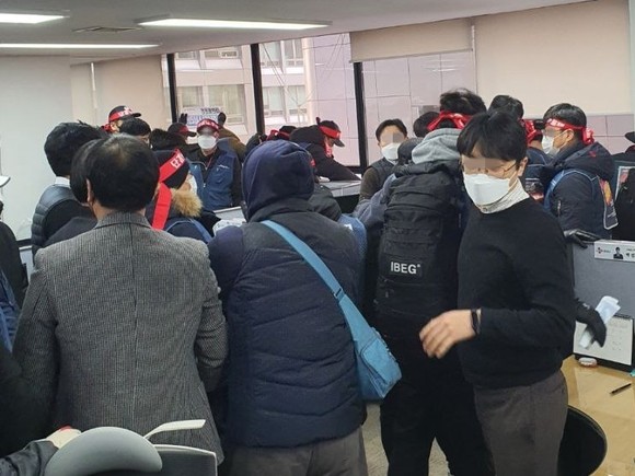 민주노총 전국택배노동조합이 지난 10일 서울 중구 CJ대한통운 본사를 기습 점거하는 모습. ⓒ 프라임경제