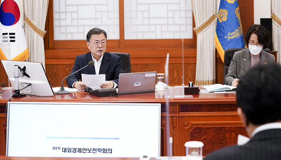 문 대통령은 "경제 안보가 곧 국가안보이며 국가경쟁력인 시대에 우리 정부는 공정하고 자유로운 국제무역 질서 복원을 위해 국제 연대와 협력을 강화하는 한편 외교적 노력과 함께 국제 정치·경제의 현실을 냉정하게 인식하고 우리의 경제주권과 국익을 지켜나가야 한다"고 강조했다. ⓒ 청와대
