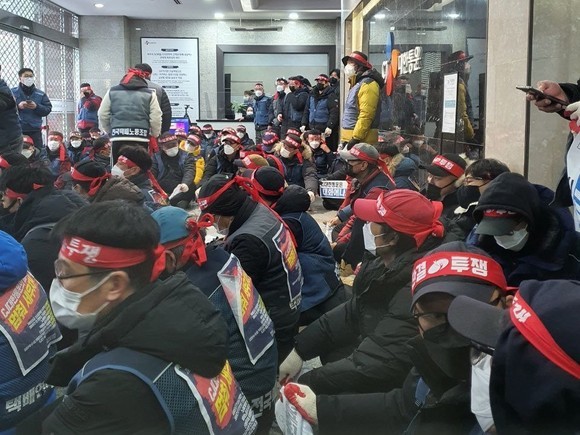 민주노총 전국택배노동조합이 이달 10일 서울 중구 CJ대한통운 본사를 기습 점거하고 농성에 돌입한 모습. ⓒ 프라임경제
