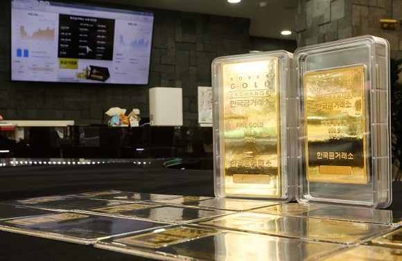 골드바 같은 금 실물은 한국금거래소, 귀금속거래소 등 민간 유통업체에서 간편하게 구매할 수 있다. ⓒ 연합뉴스