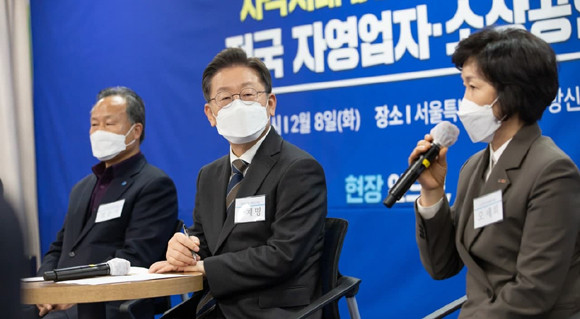 이 후보는 "대통령 인수위원회가 곧 '코로나 피해 긴급구제특별위원회'다"며 이를 통해 코로나로 인해 피해를 입은 이들에 대한 보상방안을 마련할 방침이다. ⓒ 이재명 페이스북