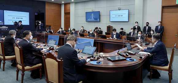 문 대통령은 21일 주재한 수석보좌관회의에서 "오미크론의 유행도 정점을 지날 날이 머지 않았다"며 일상회복의 날이 머지 않았음을 시사했다. ⓒ 청와대
