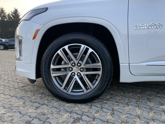 하이 컨트리 트림은 고급스러운 분위기를 연출하는 20인치 루나 그레이(Lunar Gray) 머신드 알로이 휠 적용과 함께 차량 측면에 하이 컨트리 전용 레터링이 부착됐다. = 노병우 기자