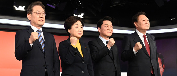 지난 21일 경제를 주제로 여야 4당 대선 후보들의 TV토론이 서울 마포구 MBC 미디어센터 공개홀에서 열렸다. ⓒ 연합뉴스
