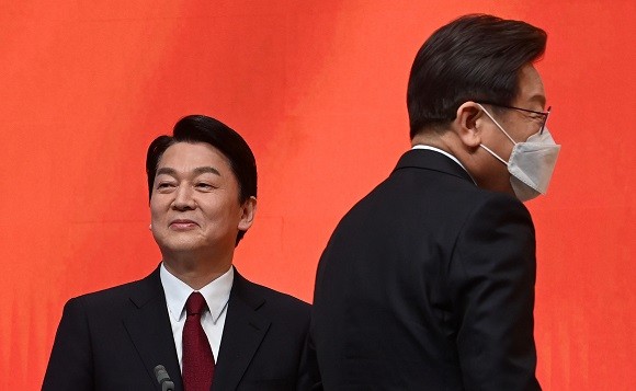 여야 대선 후보들은 21일 열린 TV토론에서 국내총생산 대비 적정 국채 발행 비율을 놓고 논쟁을 벌였다. ⓒ 연합뉴스