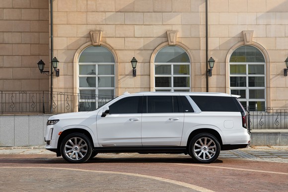 에스컬레이드 ESV는 기존 신형 에스컬레이드의 바디를 확장한 롱 휠베이스 모델이다. ⓒ 캐딜락코리아