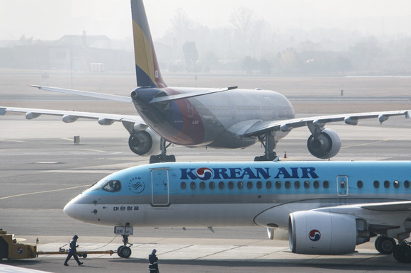인천국제공항 주기장에 대한항공과 아시아나항공 여객기가 이륙준비를 하고 있다. ⓒ 연합뉴스