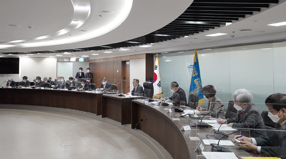 문 대통령은 우크라이나 사태와 관련해 연석회의를 주재했다. ⓒ 청와대