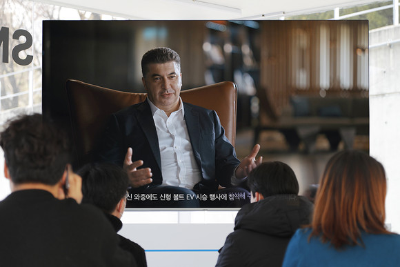 쉐보레 볼트 EV 미디어 드라이빙 캠프에서 영상메시지를 전하는 카허 카젬 한국GM 사장. ⓒ 한국GM