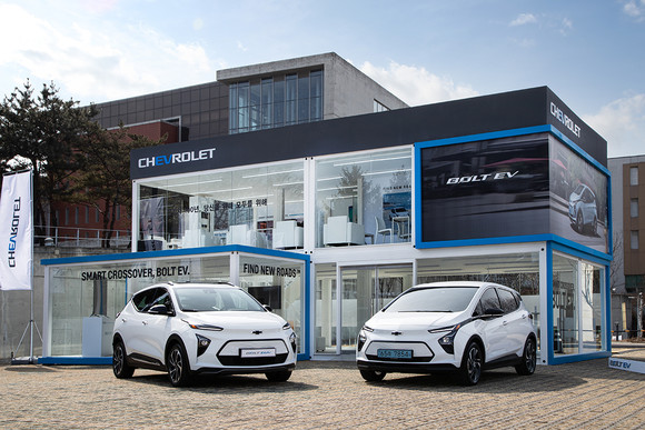 볼트 EV 미디어 드라이빙 캠프에 전시된 볼트 EV(오른쪽)와 볼트 EUV. ⓒ 한국GM