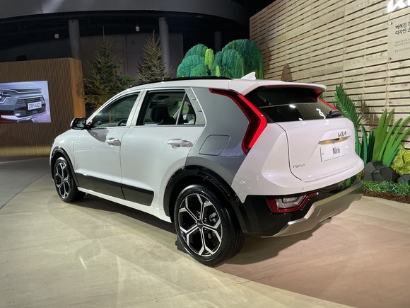 부메랑 모양의 LED 리어 콤비네이션 램프와 통합된 C 필러를 통해 역동적인 분위기를 강조했다. = 노병우 기자