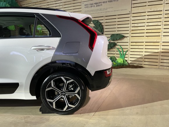 C 필러는 그 안쪽으로 공기가 지나갈 수 있도록 에어커튼 홀을 적용해 연비효율 향상에 도움을 주며, 외장 컬러에 따라 차별화된 C 필러 컬러 선택이 가능하다. = 노병우 기자