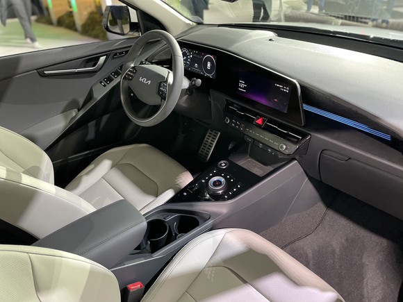 슬림한 대시보드와 도어를 연결하는 대각선의 조형은 대담하면서도 안정감 있는 느낌을 준다. = 노병우 기자