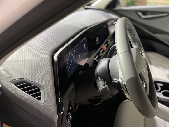 대시보드에서 도어트림으로 이어지는 대각선 사이에 위치한 10.25인치 파노라마 디스플레이. = 노병우 기자