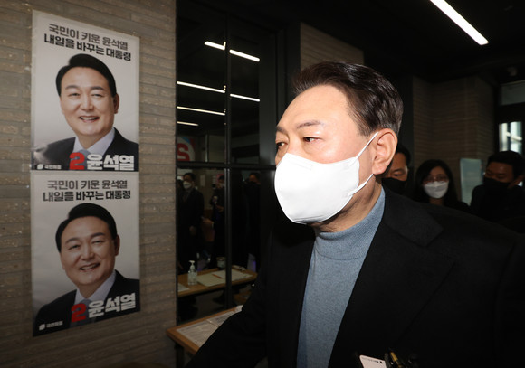 국민의힘 윤석열 대선 후보가 27일 오전 서울 여의도 중앙당사에 들어서고 있는 모습. 윤 후보는 이날 예정된 경북 일정을 모두 취소하고, 안철수 국민의당 대선 후보와의 단일화 관련 입장을 표명했다. ⓒ 연합뉴스