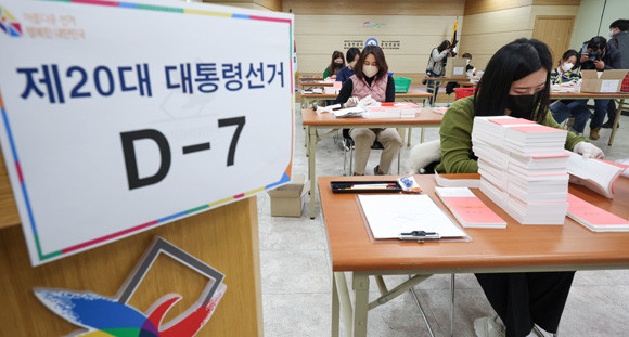 제20대 대통령 선거가 7일 앞으로 다가온 가운데 2일 대선 후보 4인의 마지막 TV토론이 저녁 8시부터 120분간 열린다. ⓒ 연합뉴스