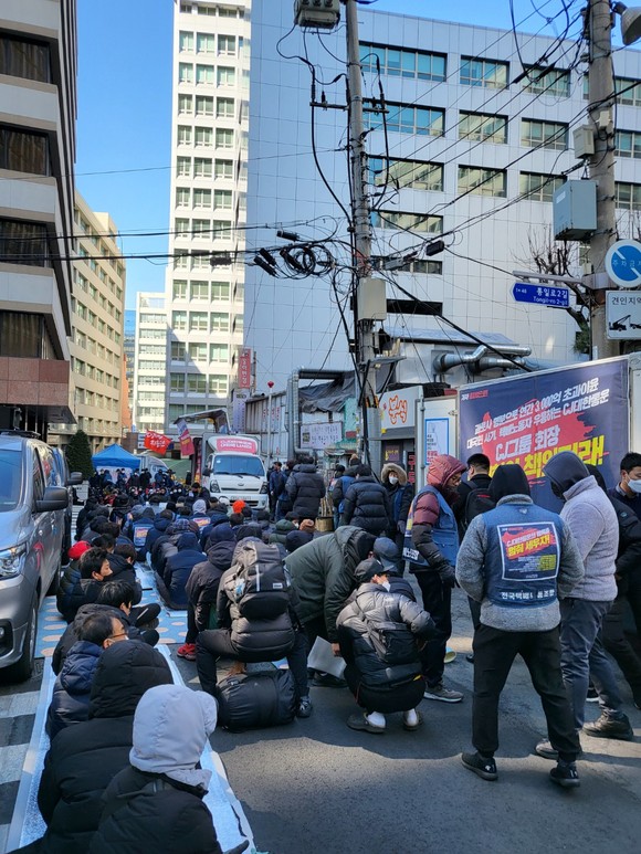 2일 서울 중구 CJ대한통운 본사 앞에서 민주노총 전국택배노동조합원들이 시위하고 있는 모습. = 이수영 기자
