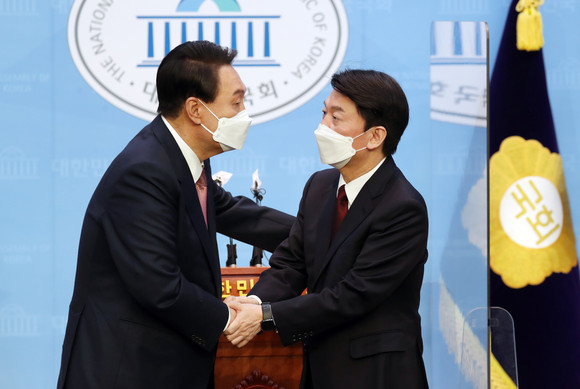 윤석열 국민의힘 대선 후보와 안철수 국민의당 대선 후보가 3일 오전 국회 소통관에서 단일화 기자회견을 마치며 악수하고 있다. ⓒ 국회사진기자단