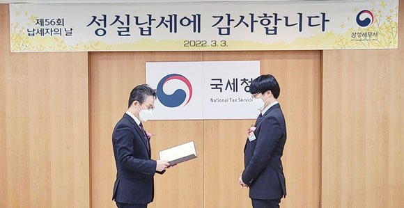 온라인 게임 개발 및 게임 유통 산업 분야의 대표적인 기업인 라이엇 게임즈는 실제 한국 문화유산 보호 및 지원 분야와 한국 e스포츠 분야에 있어 꾸준한 투자를 이어왔다. ⓒ 라이엇 게임즈