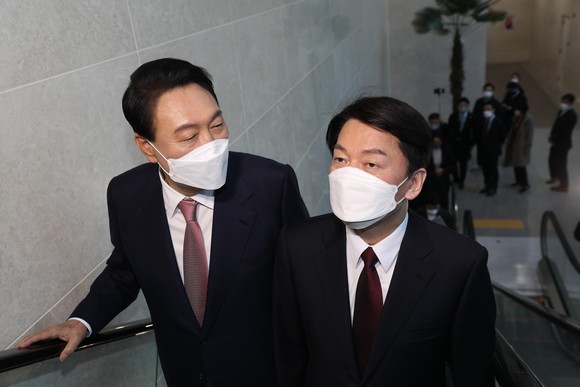 안철수 국민의당 대선 후보(오른쪽)가 윤석열 국민의힘 대선 후보와 3일 오전 단일화 기자회견을 하기 위해 국회 소통관으로 이동하고 있다. ⓒ 국회사진기자단