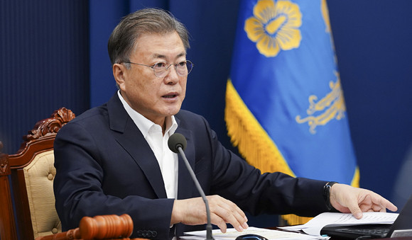 문 대통령은 대선에서 뜨거운 쟁점이 되고 있는 여성가족부 개편 및 폐지와 관련해 차기 정부가 신중한 결정을 하길 바란다고 당부했다. ⓒ 청와대
