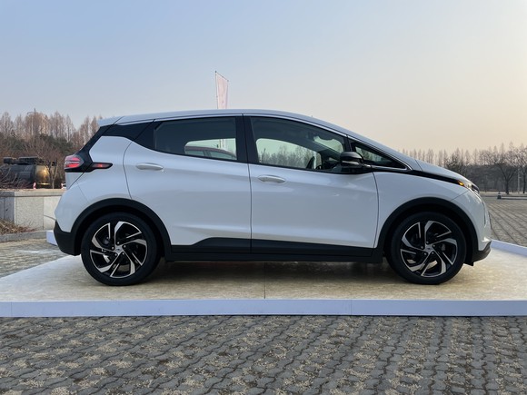 2022년형 볼트 EV 측면. = 노병우 기자