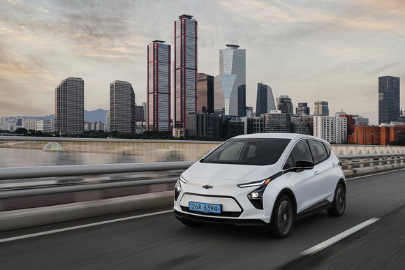 새로운 디자인과 프리미엄 사양을 적용한 2022년형 볼트 EV. ⓒ 쉐보레