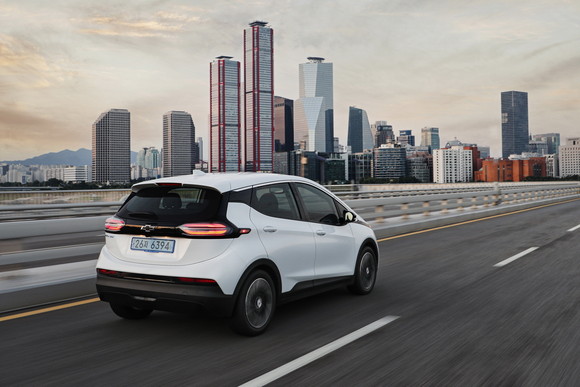 후면은 램프 전체를 감싸는 하이글로스 소재의 테일게이트 어플리케가 블랙 보타이 엠블럼, 리어 스포일러와 함께 어우러지면서 일체감을 강조한다. ⓒ 쉐보레