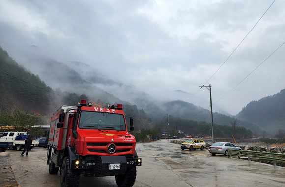 동해안 대형 산불 발생 열흘째인 13일 강원 삼척시 가곡면 풍곡리 덕풍계곡 일대에 단비가 내리고 있다. ⓒ 연합뉴스