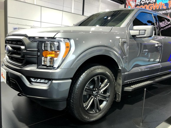 SK온의 전기차 배터리를 탑재한 미국 포드 F-150. = 이수영 기자