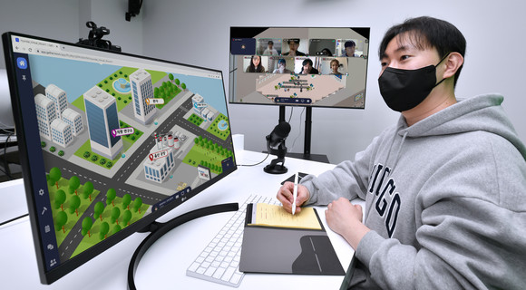 현대모비스 직원이 협업 시뮬레이션 프로그램에 참여해 회사의 주요 경영 프로세스를 학습하고 있다. ⓒ 현대모비스