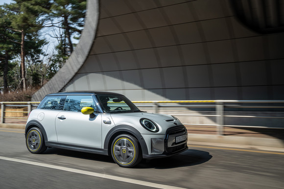 앞뒤 엠블럼과 사이드 미러 캡에는 MINI 브랜드의 순수 전기 모델임을 상징하는 옐로우 컬러가 적용됐다. ⓒ MINI 코리아