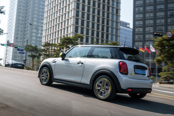 MINI 일렉트릭은 프리미엄 소형 세그먼트 유일의 순수 전기차이자 MINI 브랜드의 완전 전기화 시대를 여는 첫 번째 모델이다. ⓒ MINI 코리아