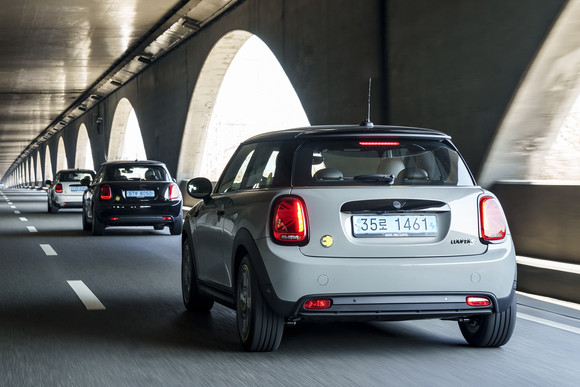유니언잭 디자인이 가미된 리어라이트는 MINI 만의 개성을 한층 부각시킨다. ⓒ MINI 코리아