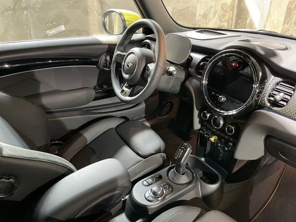 MINI 일렉트릭 실내는 간결한 디자인과 편의성이 강조됐다. = 노병우 기자