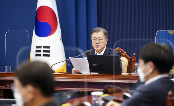 문 대통령은 국무회의에서 "국정에는 작은 공백도 있을 수 없다"며 "특히 국가안보와 국민 경제, 국민 안전은 한 순간도 빈틈이 없아야 한다"고 강조했다. ⓒ 청와대
